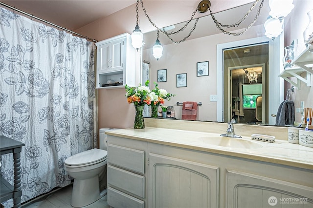 5613 89th Ave W, University Place, WA 98467 - full bathroom with vanity, toilet, and curtained shower