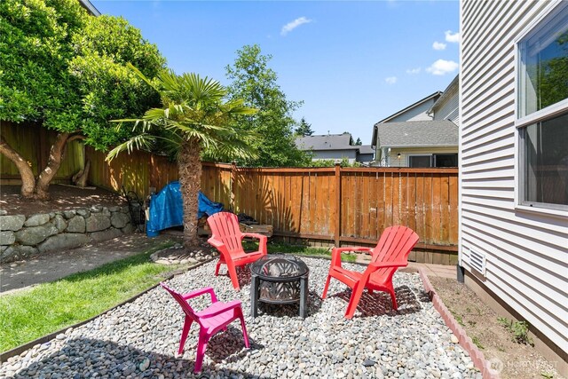 813 SW 363rd Pl, Federal Way, WA 98023 - fenced backyard featuring an outdoor fire pit