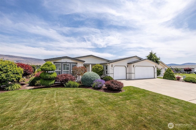 580 Canyon Dr, East Wenatchee, WA 98802 - ranch-style home with an attached garage, driveway, a front lawn, and a mountain view