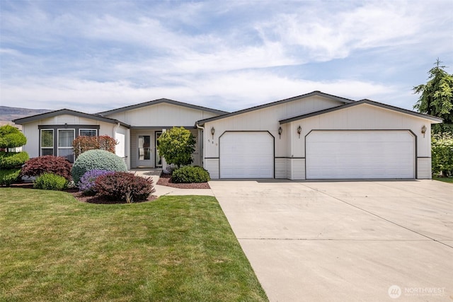 580 Canyon Dr, East Wenatchee, WA 98802 - ranch-style home with an attached garage, driveway, and a front lawn