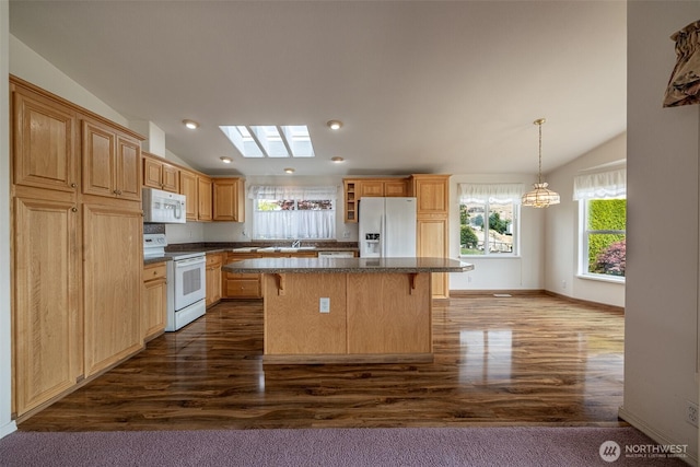580 Canyon Dr, East Wenatchee, WA 98802 - kitchen with white appliances, lofted ceiling, a kitchen island, dark wood finished floors, and a breakfast bar