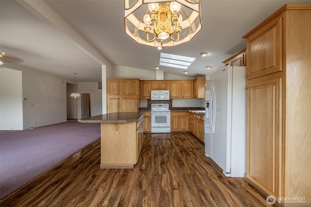 580 Canyon Dr, East Wenatchee, WA 98802 - kitchen featuring white appliances, a chandelier, vaulted ceiling, dark wood-type flooring, and dark countertops