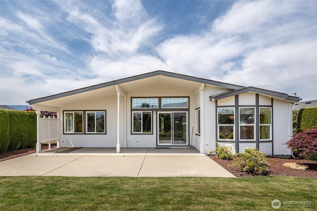 580 Canyon Dr, East Wenatchee, WA 98802 - rear view of property featuring a patio and a yard