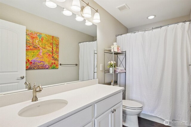 648 S Davis St, Buckley, WA 98321 - full bath featuring toilet, vanity, a shower with curtain, and recessed lighting