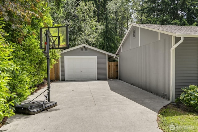 1728 106th St SW, Everett, WA 98204 - detached garage featuring driveway and view of wooded area