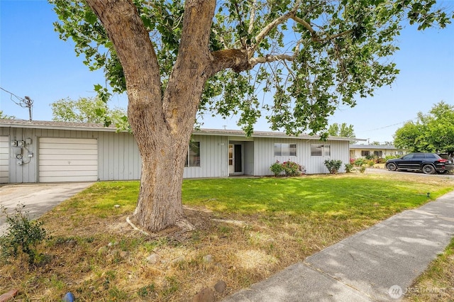 9023 Mcconnell Dr Unit B, Moses Lake, WA 98837 - single story home with a front lawn, driveway, and a garage