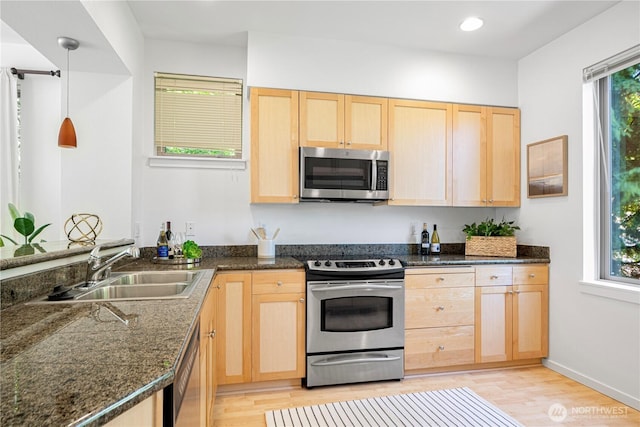 2141 NW Boulder Way Dr, Issaquah, WA 98027 - kitchen featuring stainless steel appliances, light brown cabinets, a sink, light wood-type flooring, and recessed lighting