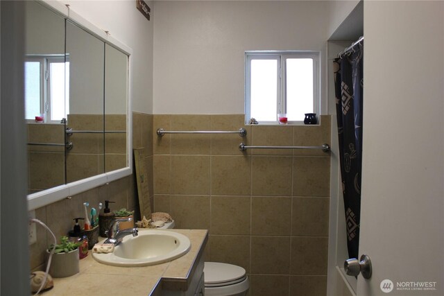 418 SW Canyon Loop, Winlock, WA 98596 - bathroom featuring tile walls, plenty of natural light, vanity, toilet, and a shower with curtain