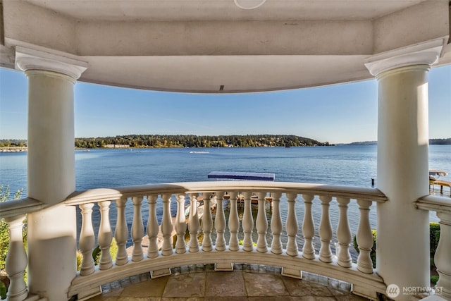17765 Beach Dr NE, Lake Forest Park, WA 98155 - balcony with a water view