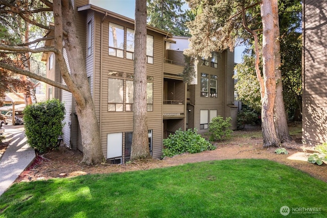 130 SW 116th St Unit F32, Seattle, WA 98146 - rear view of property featuring a lawn