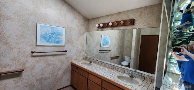 10622 44th Ave SE, Everett, WA 98208 - bathroom featuring vaulted ceiling, double vanity, and toilet