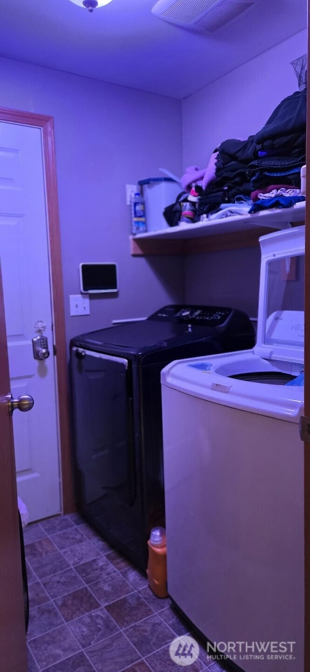 1175 E Cypress St, Othello, WA 99344 - laundry room featuring washing machine and clothes dryer and dark tile patterned floors