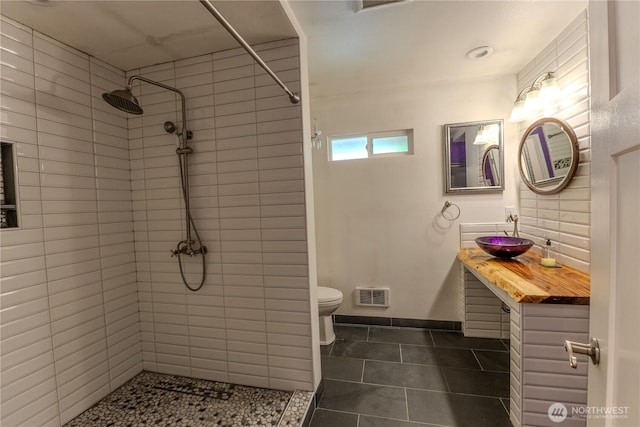 1035 Oakes Ave, Everett, WA 98201 - full bathroom with tile patterned floors, a tile shower, toilet, and vanity