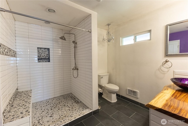 1035 Oakes Ave, Everett, WA 98201 - full bathroom featuring tiled shower, toilet, vanity, and tile patterned floors