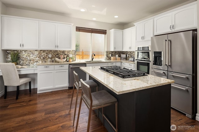 16148 Parkside Way SE, Renton, WA 98058 - kitchen featuring stainless steel appliances, recessed lighting, a center island, a breakfast bar, and a sink