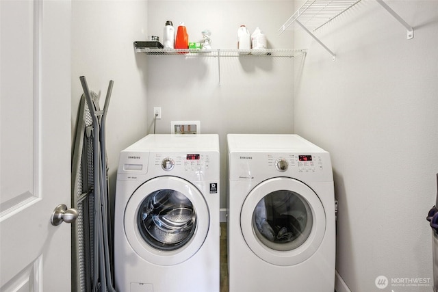 458 SW 111th Pl, Seattle, WA 98146 - laundry room featuring washing machine and clothes dryer