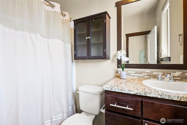 2413 Peabody St, Bellingham, WA 98225 - full bath featuring vanity, toilet, decorative backsplash, and curtained shower