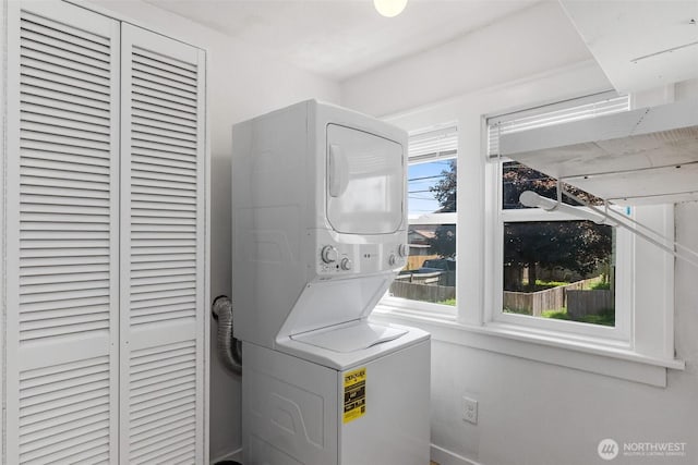 212 N Michigan St, Aberdeen, WA 98520 - laundry room with estacked washer and dryer