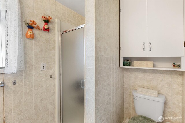 515 N Clark Rd, Moses Lake, WA 98837 - full bath featuring tile walls, a stall shower, and toilet