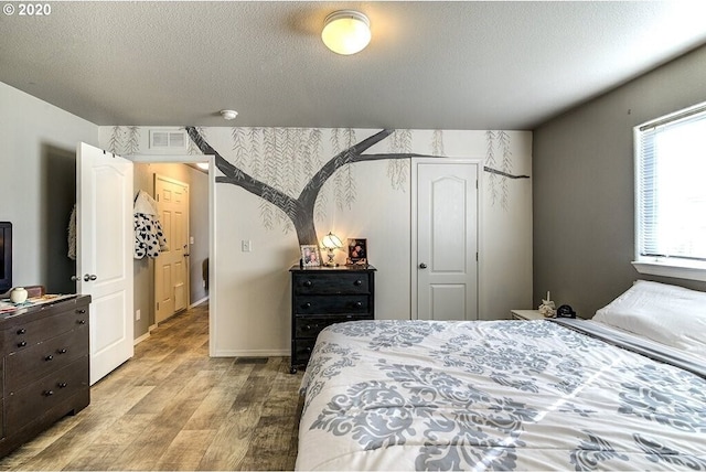 1693 N Sheperd Rd Unit 14, Washougal, WA 98671 - bedroom featuring light wood-style floors, a textured ceiling, baseboards, and a closet