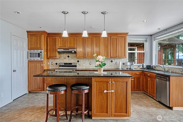31111 53rd Ave SW, Federal Way, WA 98023 - kitchen with stainless steel appliances, under cabinet range hood, a sink, a kitchen island, and backsplash