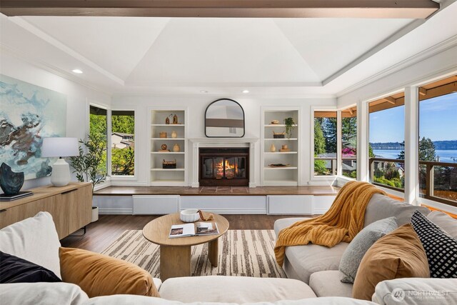 16939 SE 39th St, Bellevue, WA 98008 - living room with vaulted ceiling, plenty of natural light, wood finished floors, built in shelves, and recessed lighting