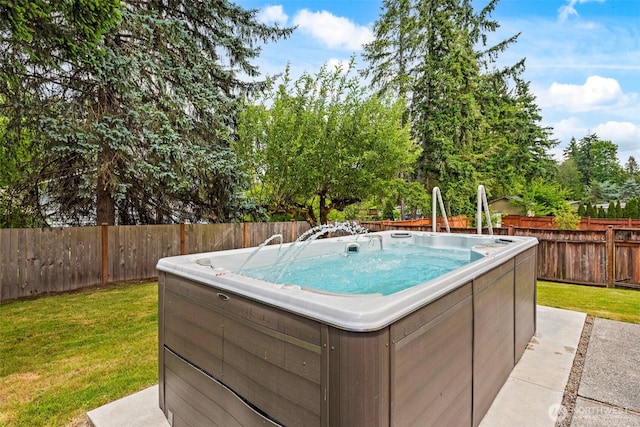 14208 NE 73rd St, Redmond, WA 98052 - view of swimming pool featuring a hot tub