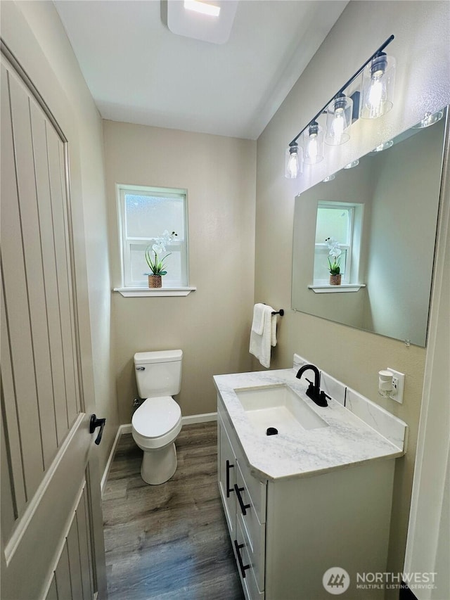 511 Baila Way, Aberdeen, WA 98520 - bathroom featuring wood finished floors, vanity, toilet, and baseboards
