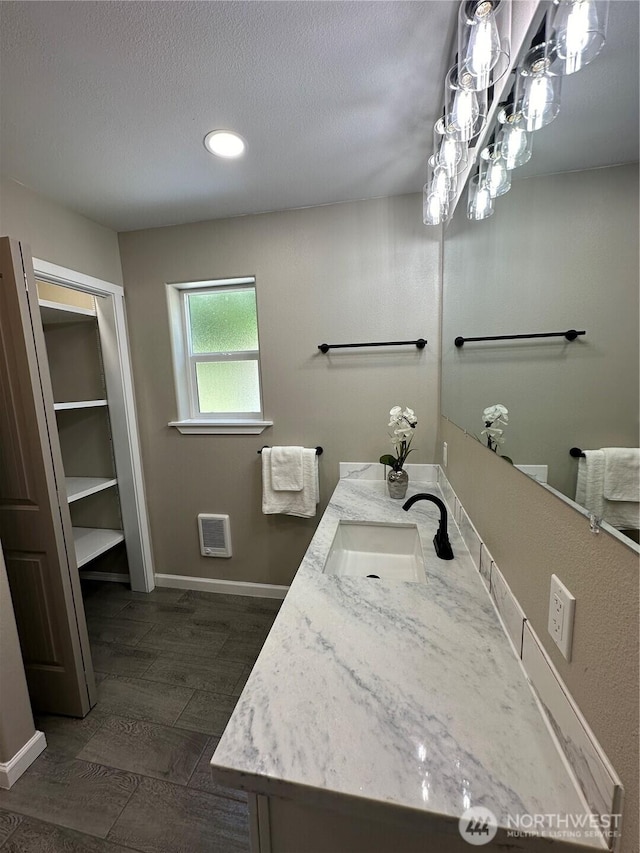 511 Baila Way, Aberdeen, WA 98520 - full bathroom featuring baseboards, double vanity, a textured ceiling, and recessed lighting