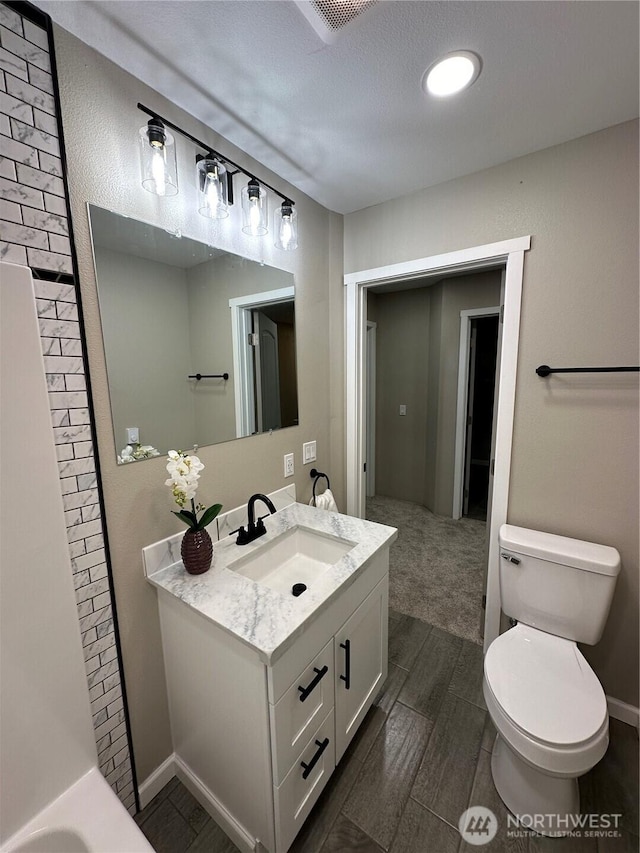 511 Baila Way, Aberdeen, WA 98520 - bathroom with vanity, toilet, a bathtub, and wood finished floors