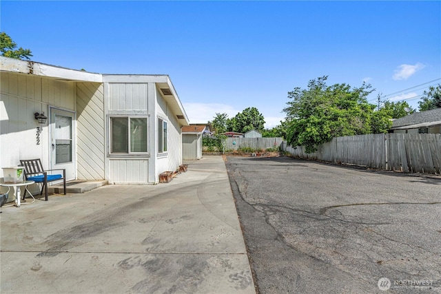 322 N Kentucky Unit A & B, East Wenatchee, WA 98802 - view of side of home featuring a fenced backyard and a patio