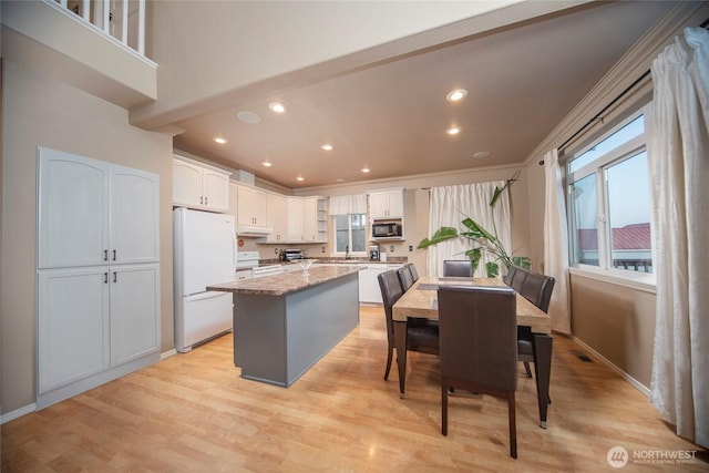 1071 S Section Pl, Quincy, WA 98848 - kitchen with white appliances, white cabinets, crown molding, recessed lighting, and a kitchen island