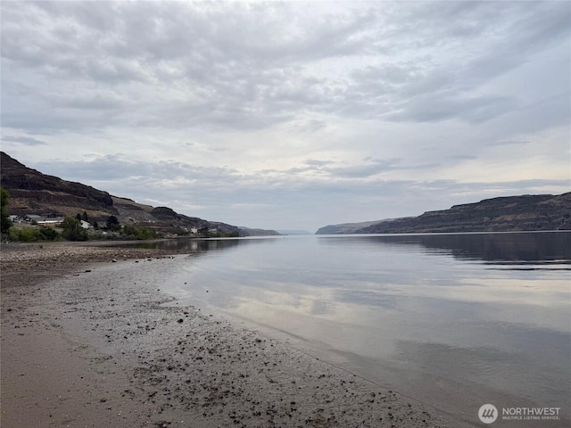 1071 S Section Pl, Quincy, WA 98848 - water view featuring a mountain backdrop