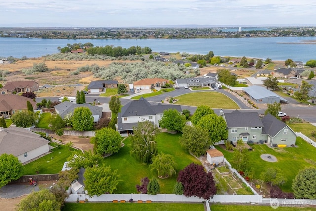 331 Viewmont Dr SE, Moses Lake, WA 98837 - aerial perspective of suburban area featuring a large body of water
