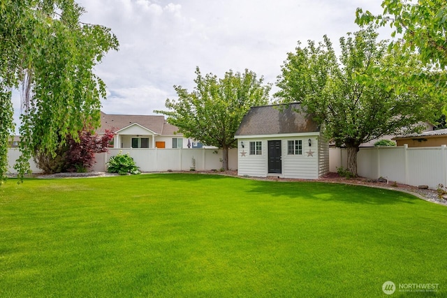 331 Viewmont Dr SE, Moses Lake, WA 98837 - view of yard featuring an outbuilding
