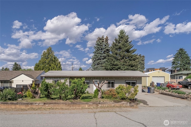 1011 N Dolfay Ln, East Wenatchee, WA 98802 - single story home featuring metal roof and a residential view