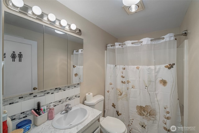 1011 N Dolfay Ln, East Wenatchee, WA 98802 - bathroom featuring decorative backsplash, toilet, vanity, and a shower with curtain