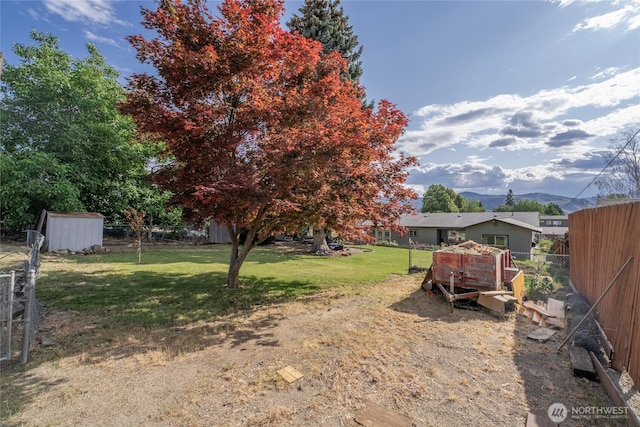 1011 N Dolfay Ln, East Wenatchee, WA 98802 - view of yard with a mountain view
