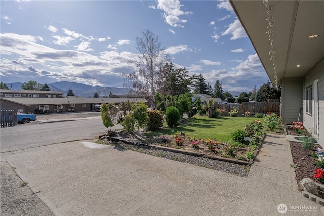 1011 N Dolfay Ln, East Wenatchee, WA 98802 - view of yard with a mountain view
