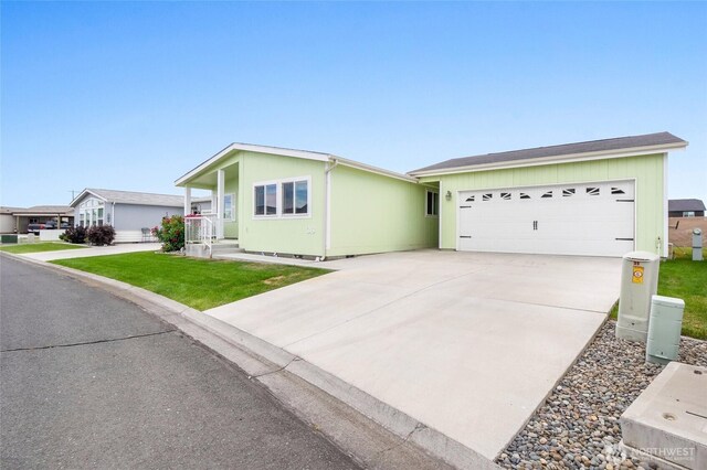 1701 E Burr Ave Unit 36, Moses Lake, WA 98837 - single story home featuring driveway, an attached garage, and a front yard
