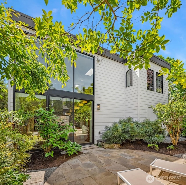 332 6th Ave, Kirkland, WA 98033 - exterior space featuring a patio area