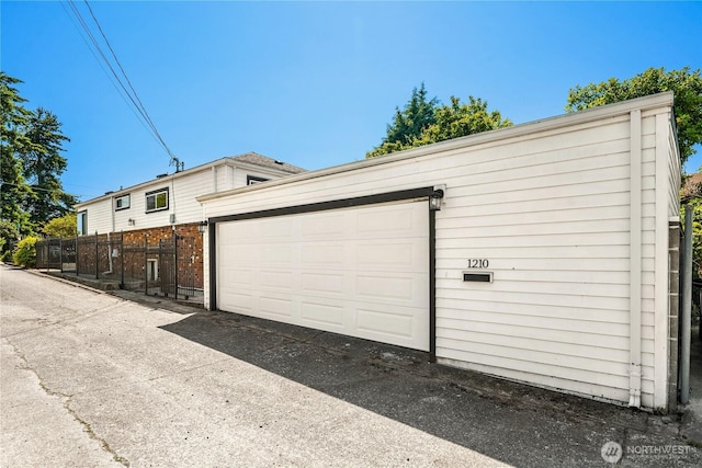 1210 S Mcclellan St, Seattle, WA 98144 - view of garage