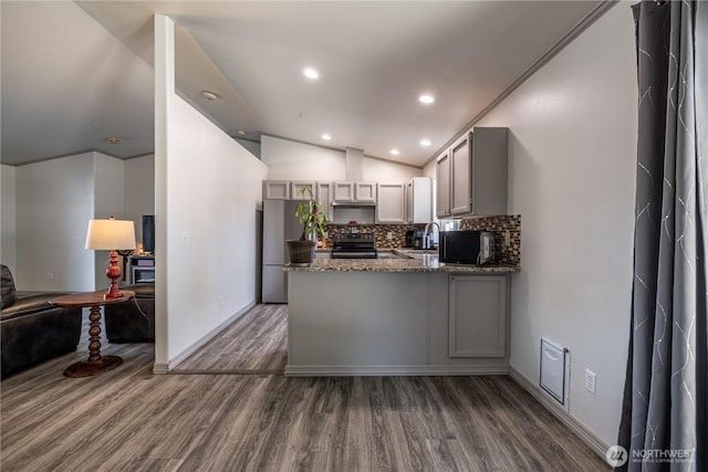 2438 Highland View Dr, East Wenatchee, WA 98802 - kitchen featuring dark wood-style floors, black appliances, backsplash, a peninsula, and gray cabinetry