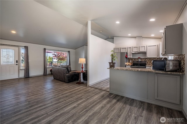2438 Highland View Dr, East Wenatchee, WA 98802 - kitchen with black appliances, gray cabinetry, vaulted ceiling, decorative backsplash, and a peninsula