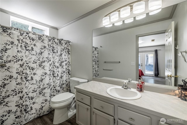 2438 Highland View Dr, East Wenatchee, WA 98802 - full bath featuring wood finished floors, vanity, crown molding, and curtained shower