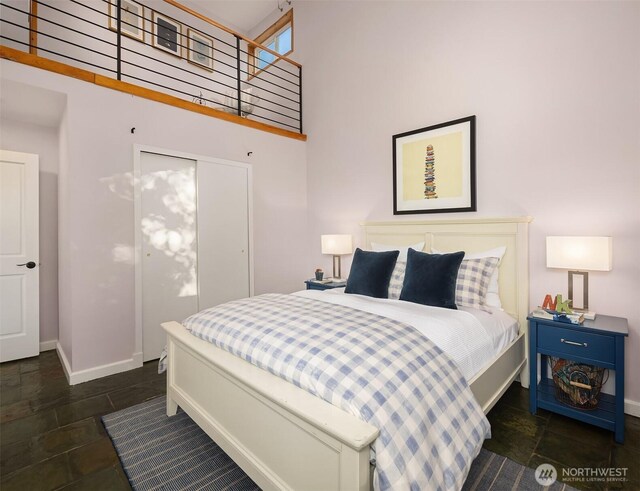 6819 SE 32nd St, Mercer Island, WA 98040 - bedroom with baseboards and a high ceiling