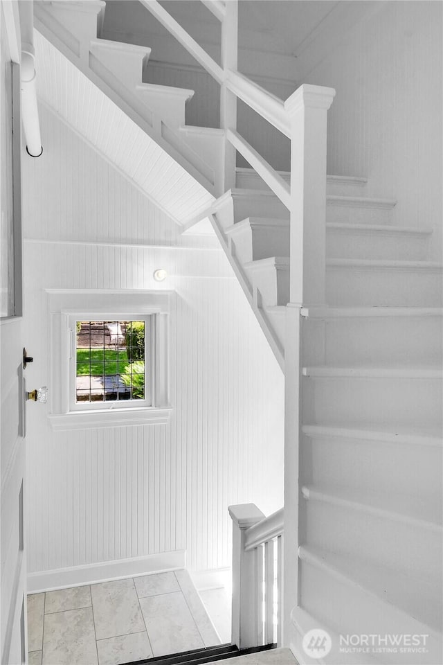 2008 Nob Hill Ave N, Seattle, WA 98119 - view of staircase