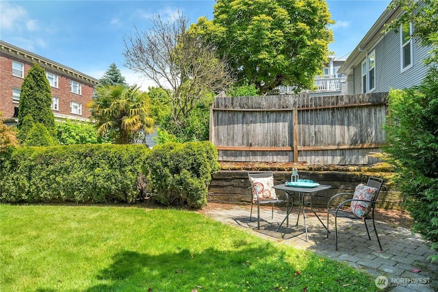 2008 Nob Hill Ave N, Seattle, WA 98119 - view of yard with a patio area
