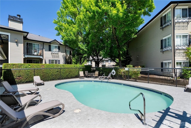 215 9th St Unit D101, Kirkland, WA 98033 - community pool with a patio