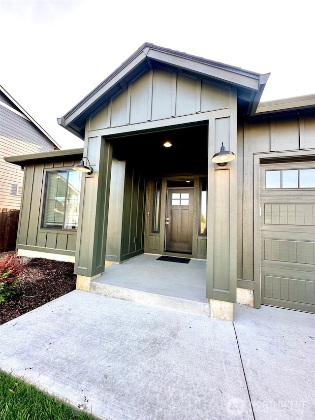 603 Cardinal Ave, Winlock, WA 98596 - entrance to property featuring board and batten siding
